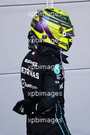 Lewis Hamilton (GBR) Mercedes AMG F1 W13 holding his back. 12.06.2022. Formula 1 World Championship, Rd 8, Azerbaijan Grand Prix, Baku Street Circuit, Azerbaijan, Race Day.
