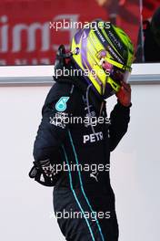 Lewis Hamilton (GBR) Mercedes AMG F1 W13 holding his back. 12.06.2022. Formula 1 World Championship, Rd 8, Azerbaijan Grand Prix, Baku Street Circuit, Azerbaijan, Race Day.