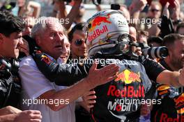 Race winner Max Verstappen (NLD) Red Bull Racing celebrates with Dr Helmut Marko (AUT) Red Bull Motorsport Consultant and the team in parc ferme. 12.06.2022. Formula 1 World Championship, Rd 8, Azerbaijan Grand Prix, Baku Street Circuit, Azerbaijan, Race Day.
