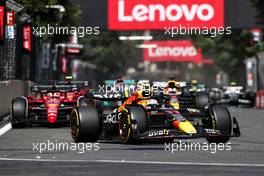 Sergio Perez (MEX) Red Bull Racing RB18 leads at the start of the race. 12.06.2022. Formula 1 World Championship, Rd 8, Azerbaijan Grand Prix, Baku Street Circuit, Azerbaijan, Race Day.
