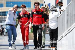 (L to R): Charles Leclerc (MON) Ferrari with Mattia Binotto (ITA) Ferrari Team Principal. 11.06.2022. Formula 1 World Championship, Rd 8, Azerbaijan Grand Prix, Baku Street Circuit, Azerbaijan, Qualifying Day.