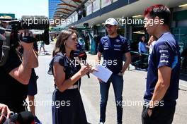 (L to R): Laura Winter (GBR) F1 Presenter with nlap and Alexander Albon (THA) Williams Racing. 12.06.2022. Formula 1 World Championship, Rd 8, Azerbaijan Grand Prix, Baku Street Circuit, Azerbaijan, Race Day.