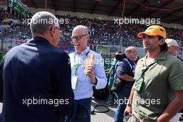 Stefano Domenicali (ITA) Formula One President and CEO (Left) with Michael Leiters (GER) McLaren Automotive Chief Executive Officer (Centre) on the grid. 28.08.2022. Formula 1 World Championship, Rd 14, Belgian Grand Prix, Spa Francorchamps, Belgium, Race Day.