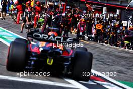 Max Verstappen (NLD) Red Bull Racing RB18 makes a pit stop. 28.08.2022. Formula 1 World Championship, Rd 14, Belgian Grand Prix, Spa Francorchamps, Belgium, Race Day.