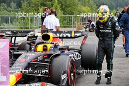 Lewis Hamilton (GBR) Mercedes AMG F1 takes a look at the Red Bull Racing RB18 of Max Verstappen (NLD) Red Bull Racing. 27.08.2022. Formula 1 World Championship, Rd 14, Belgian Grand Prix, Spa Francorchamps, Belgium, Qualifying Day.