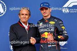 Max Verstappen (NLD) Red Bull Racing (Right) celebrates his pole position in qualifying parc ferme with Jacky Ickx (BEL). 27.08.2022. Formula 1 World Championship, Rd 14, Belgian Grand Prix, Spa Francorchamps, Belgium, Qualifying Day.