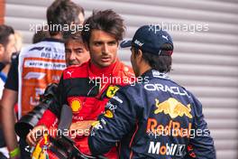 (L to R): Carlos Sainz Jr (ESP) Ferrari with Sergio Perez (MEX) Red Bull Racing in qualifying parc ferme. 27.08.2022. Formula 1 World Championship, Rd 14, Belgian Grand Prix, Spa Francorchamps, Belgium, Qualifying Day.