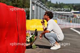 Pierre Gasly (FRA) AlphaTauri pays his respects to Anthoine Hubert. 25.08.2022. Formula 1 World Championship, Rd 14, Belgian Grand Prix, Spa Francorchamps, Belgium, Preparation Day.