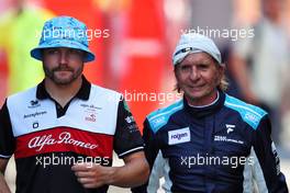 (L to R): Valtteri Bottas (FIN) Alfa Romeo F1 Team with Emerson Fittipaldi (BRA). 25.08.2022. Formula 1 World Championship, Rd 14, Belgian Grand Prix, Spa Francorchamps, Belgium, Preparation Day.