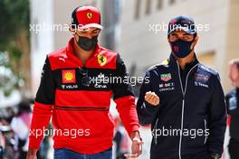 (L to R): Carlos Sainz Jr (ESP) Ferrari with Sergio Perez (MEX) Red Bull Racing. 18.03.2022. Formula 1 World Championship, Rd 1, Bahrain Grand Prix, Sakhir, Bahrain, Practice Day