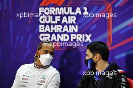 (L to R): Lewis Hamilton (GBR) Mercedes AMG F1 and Esteban Ocon (FRA) Alpine F1 Team in the FIA Press Conference. 18.03.2022. Formula 1 World Championship, Rd 1, Bahrain Grand Prix, Sakhir, Bahrain, Practice Day