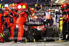 Charles Leclerc (MON) Ferrari F1-75 practices a pit stop. 18.03.2022. Formula 1 World Championship, Rd 1, Bahrain Grand Prix, Sakhir, Bahrain, Practice Day