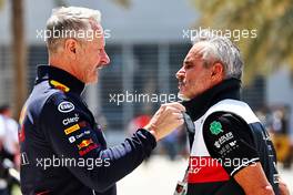 (L to R): Jonathan Wheatley (GBR) Red Bull Racing Team Manager with Beat Zehnder (SUI) Alfa Romeo F1 Team Manager. 18.03.2022. Formula 1 World Championship, Rd 1, Bahrain Grand Prix, Sakhir, Bahrain, Practice Day