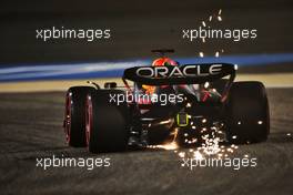 Max Verstappen (NLD) Red Bull Racing RB18 sends sparks flying. 18.03.2022. Formula 1 World Championship, Rd 1, Bahrain Grand Prix, Sakhir, Bahrain, Practice Day