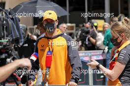 Daniel Ricciardo (AUS) McLaren with the media. 18.03.2022. Formula 1 World Championship, Rd 1, Bahrain Grand Prix, Sakhir, Bahrain, Practice Day