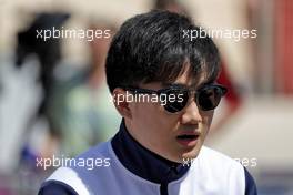 Yuki Tsunoda (JPN) AlphaTauri with the media. 18.03.2022. Formula 1 World Championship, Rd 1, Bahrain Grand Prix, Sakhir, Bahrain, Practice Day