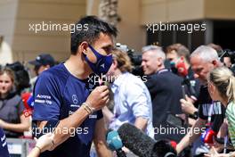 Alexander Albon (THA) Williams Racing with the media. 18.03.2022. Formula 1 World Championship, Rd 1, Bahrain Grand Prix, Sakhir, Bahrain, Practice Day
