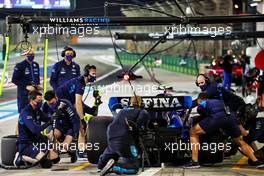 Nicholas Latifi (CDN) Williams Racing FW44 practices a pit stop. 18.03.2022. Formula 1 World Championship, Rd 1, Bahrain Grand Prix, Sakhir, Bahrain, Practice Day