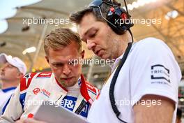Kevin Magnussen (DEN) Haas F1 Team on the grid. 20.03.2022. Formula 1 World Championship, Rd 1, Bahrain Grand Prix, Sakhir, Bahrain, Race Day.