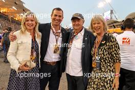 (L to R): Lindsay Wallace; Peter Phillips (GBR); Nick Mason (GBR) Pink Floyd Drummer with his wife Annette Lynton (GBR) Actress, on the grid. 20.03.2022. Formula 1 World Championship, Rd 1, Bahrain Grand Prix, Sakhir, Bahrain, Race Day.