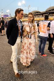 Edoardo Mapelli Mozzi on the grid with his wife Princess Beatrice. 20.03.2022. Formula 1 World Championship, Rd 1, Bahrain Grand Prix, Sakhir, Bahrain, Race Day.