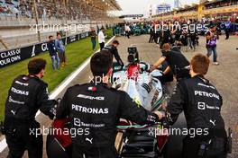 Lewis Hamilton (GBR) Mercedes AMG F1 W13 on the grid. 20.03.2022. Formula 1 World Championship, Rd 1, Bahrain Grand Prix, Sakhir, Bahrain, Race Day.