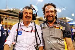 (L to R): Guenther Steiner (ITA) Haas F1 Team Prinicipal with Matteo Bonciani (ITA) Pirelli Head of Motorsport Communications on the grid. 20.03.2022. Formula 1 World Championship, Rd 1, Bahrain Grand Prix, Sakhir, Bahrain, Race Day.
