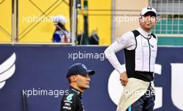 Nicholas Latifi (CDN) Williams Racing and George Russell (GBR) Mercedes AMG F1 on the grid. 20.03.2022. Formula 1 World Championship, Rd 1, Bahrain Grand Prix, Sakhir, Bahrain, Race Day.