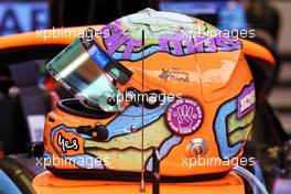 The helmet of Daniel Ricciardo (AUS) McLaren. 20.03.2022. Formula 1 World Championship, Rd 1, Bahrain Grand Prix, Sakhir, Bahrain, Race Day.