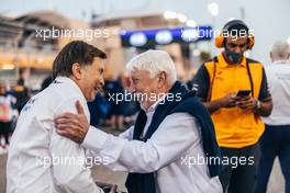 (L to R): Jost Capito (GER) Williams Racing Chief Executive Officer with Herbie Blash (GBR) FIA Permanent Senior Advisor to the FIA Race Directors on the grid. 20.03.2022. Formula 1 World Championship, Rd 1, Bahrain Grand Prix, Sakhir, Bahrain, Race Day.