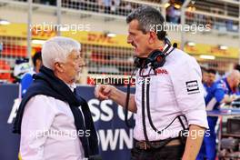 (L to R): Herbie Blash (GBR) FIA Permanent Senior Advisor to the FIA Race Directors with Guenther Steiner (ITA) Haas F1 Team Prinicipal on the grid. 20.03.2022. Formula 1 World Championship, Rd 1, Bahrain Grand Prix, Sakhir, Bahrain, Race Day.