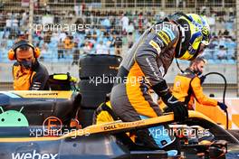 Lando Norris (GBR) McLaren MCL36 on the grid. 20.03.2022. Formula 1 World Championship, Rd 1, Bahrain Grand Prix, Sakhir, Bahrain, Race Day.