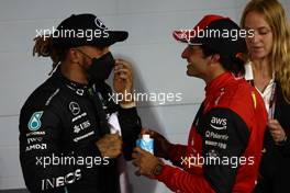 Lewis Hamilton (GBR) Mercedes AMG F1 and Carlos Sainz Jr (ESP) Ferrari. 20.03.2022. Formula 1 World Championship, Rd 1, Bahrain Grand Prix, Sakhir, Bahrain, Race Day.