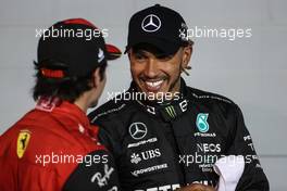 Lewis Hamilton (GBR), Mercedes AMG F1  and Carlos Sainz Jr (ESP), Scuderia Ferrari  20.03.2022. Formula 1 World Championship, Rd 1, Bahrain Grand Prix, Sakhir, Bahrain, Race Day.