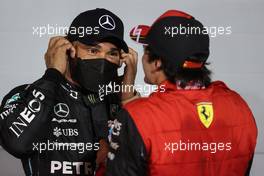 Lewis Hamilton (GBR), Mercedes AMG F1  and Carlos Sainz Jr (ESP), Scuderia Ferrari  20.03.2022. Formula 1 World Championship, Rd 1, Bahrain Grand Prix, Sakhir, Bahrain, Race Day.