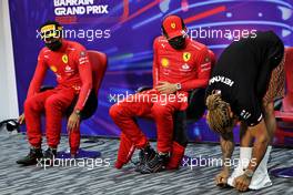 (L to R): Carlos Sainz Jr (ESP) Ferrari; Charles Leclerc (MON) Ferrari; and Lewis Hamilton (GBR) Mercedes AMG F1, in the post race FIA Press Conference. 20.03.2022. Formula 1 World Championship, Rd 1, Bahrain Grand Prix, Sakhir, Bahrain, Race Day.
