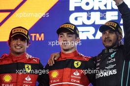 Carlos Sainz Jr (ESP), Scuderia Ferrari, Charles Leclerc (FRA), Scuderia Ferrari and Lewis Hamilton (GBR), Mercedes AMG F1   20.03.2022. Formula 1 World Championship, Rd 1, Bahrain Grand Prix, Sakhir, Bahrain, Race Day.