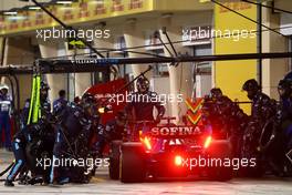 Alexander Albon (THA) Williams Racing FW44 pit stop. 20.03.2022. Formula 1 World Championship, Rd 1, Bahrain Grand Prix, Sakhir, Bahrain, Race Day.