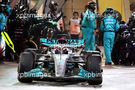 George Russell (GBR) Mercedes AMG F1 W13 pit stop. 20.03.2022. Formula 1 World Championship, Rd 1, Bahrain Grand Prix, Sakhir, Bahrain, Race Day.