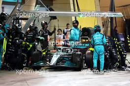 George Russell (GBR) Mercedes AMG F1 W13 pit stop. 20.03.2022. Formula 1 World Championship, Rd 1, Bahrain Grand Prix, Sakhir, Bahrain, Race Day.