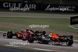 Charles Leclerc (MON) Ferrari F1-75 and Max Verstappen (NLD) Red Bull Racing RB18 battle for position. 20.03.2022. Formula 1 World Championship, Rd 1, Bahrain Grand Prix, Sakhir, Bahrain, Race Day.