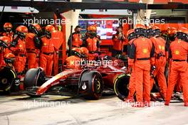 Charles Leclerc (MON) Ferrari F1-75 pit stop. 20.03.2022. Formula 1 World Championship, Rd 1, Bahrain Grand Prix, Sakhir, Bahrain, Race Day.