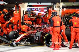 Charles Leclerc (MON) Ferrari F1-75 pit stop. 20.03.2022. Formula 1 World Championship, Rd 1, Bahrain Grand Prix, Sakhir, Bahrain, Race Day.