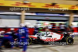 Mick Schumacher (GER) Haas VF-22 makes a pit stop. 20.03.2022. Formula 1 World Championship, Rd 1, Bahrain Grand Prix, Sakhir, Bahrain, Race Day.
