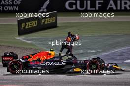 Sergio Perez (MEX) Red Bull Racing RB18 retired from the race. 20.03.2022. Formula 1 World Championship, Rd 1, Bahrain Grand Prix, Sakhir, Bahrain, Race Day.