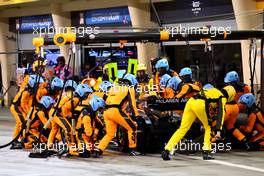 Daniel Ricciardo (AUS) McLaren MCL36 pit stop. 20.03.2022. Formula 1 World Championship, Rd 1, Bahrain Grand Prix, Sakhir, Bahrain, Race Day.
