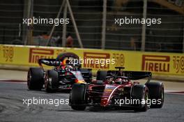 Charles Leclerc (MON) Ferrari F1-75 leads Max Verstappen (NLD) Red Bull Racing RB18. 20.03.2022. Formula 1 World Championship, Rd 1, Bahrain Grand Prix, Sakhir, Bahrain, Race Day.