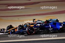 Daniel Ricciardo (AUS) McLaren MCL36 and Nicholas Latifi (CDN) Williams Racing FW44 battle for position. 20.03.2022. Formula 1 World Championship, Rd 1, Bahrain Grand Prix, Sakhir, Bahrain, Race Day.
