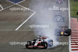 Kevin Magnussen (DEN) Haas VF-22 locks up under braking. 20.03.2022. Formula 1 World Championship, Rd 1, Bahrain Grand Prix, Sakhir, Bahrain, Race Day.