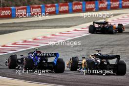 Daniel Ricciardo (AUS) McLaren MCL36 and Nicholas Latifi (CDN) Williams Racing FW44 battle for position. 20.03.2022. Formula 1 World Championship, Rd 1, Bahrain Grand Prix, Sakhir, Bahrain, Race Day.